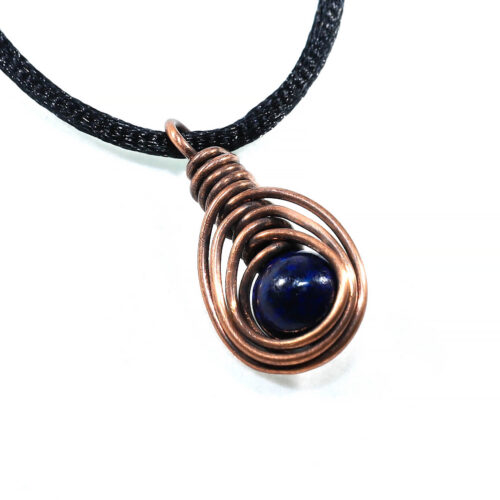 Droppe - Halsband i oxiderad koppar med pärla av lapis lazuli