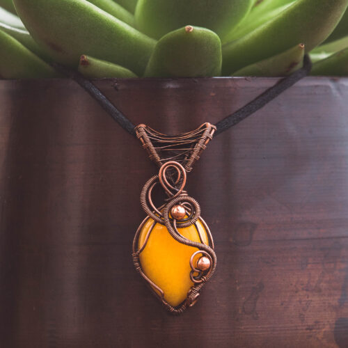 Halsband i oxiderad koppar med sten av gul Malaysian Jade