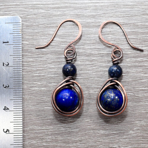 Droppe - Örhängen i oxiderad koppar med pärlor av lapis lazuli